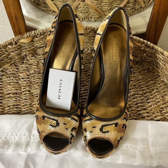 COACH GENUINE SEQUINED leopard  PRINT HEELS,
UNIQUE EUC 5.5 on trend, metallic - Picture 2 of 6